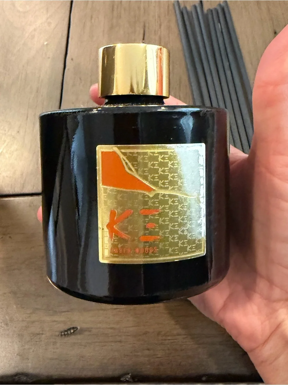 KÉ Amber Woods Reed Diffuser - Warm Woody Scent with Spiced Notes 092